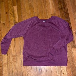 Maroon crew neck sweatshirt.